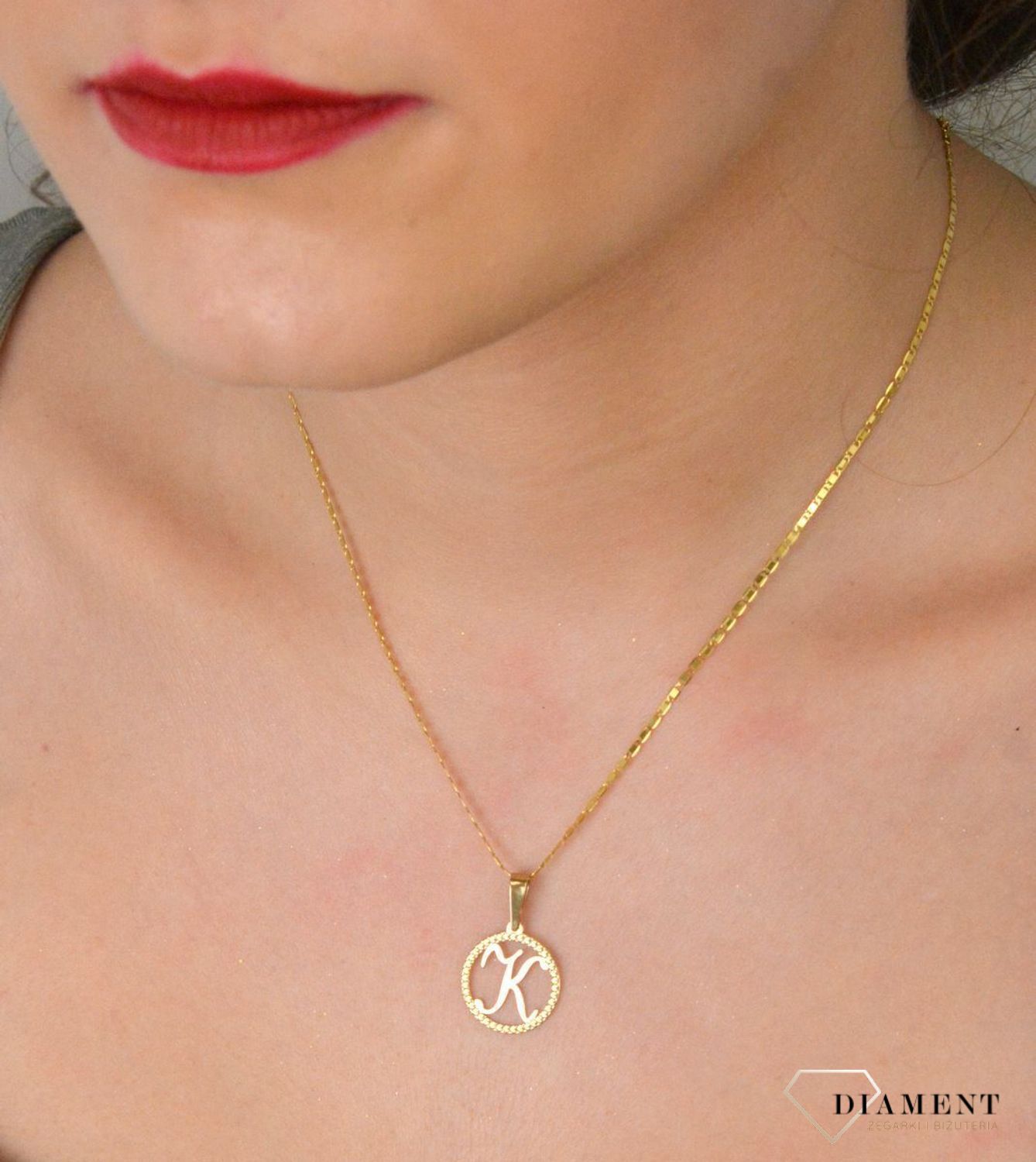 Zawieszka złota literka K próba 585, ZA 5631K 585 Jedyna w swoim rodzaju złota zawieszka z literką K. Wisiorek został wykonany z najwyższej jakości złota próby 585. Modny wzór zawieszki będzie 1.jpg